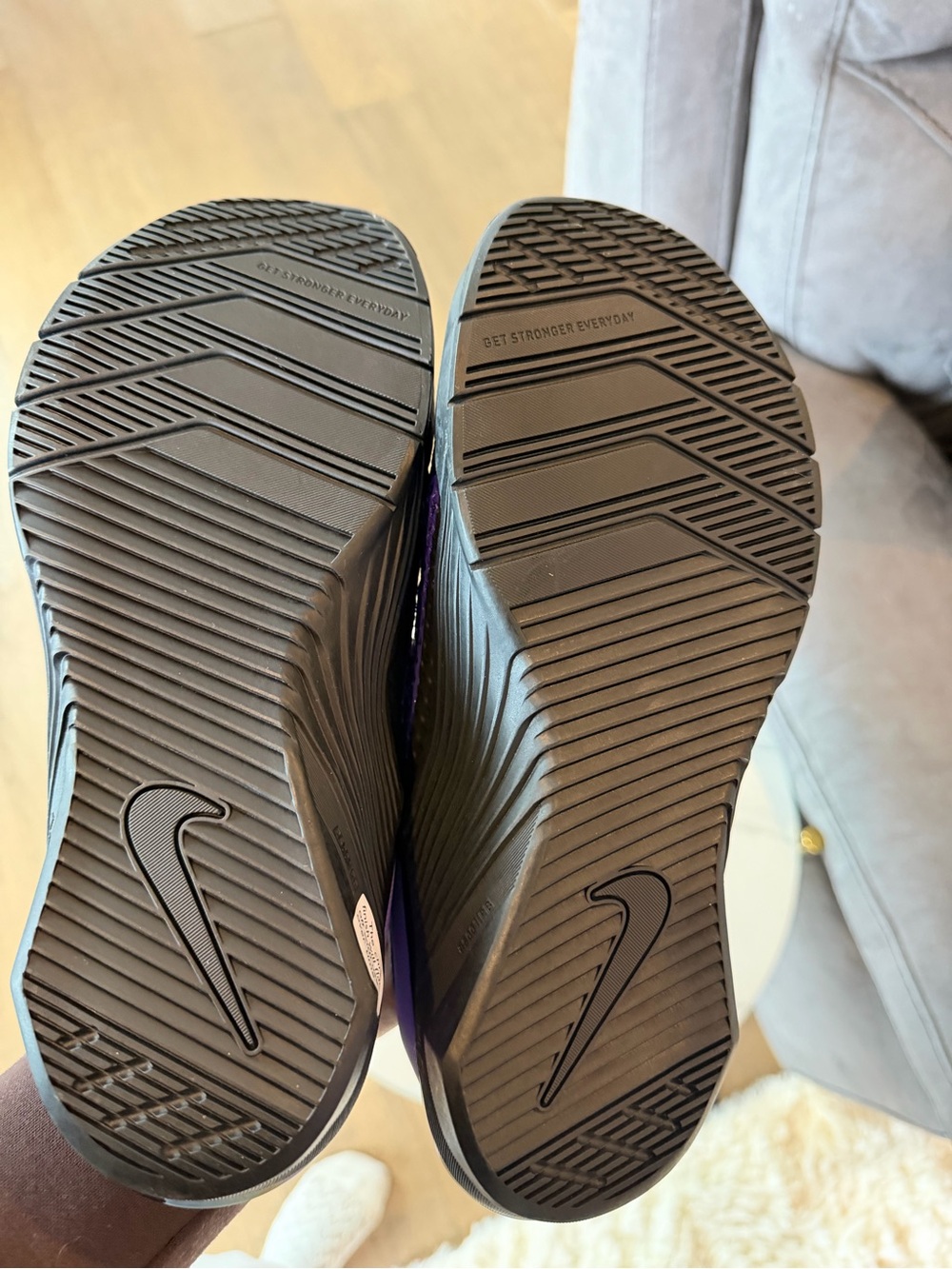 Nike men’s Metcon 6 Purple Athletic Sneakers Pink Swoosh and iridescent heal - Picture 4 of 5